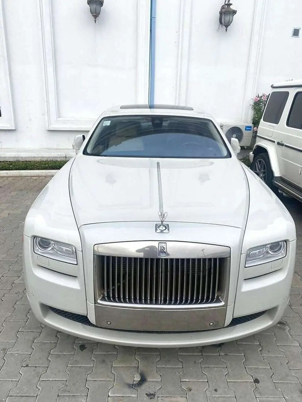 Chauffeur-driven Rolls-Royce rental in Lagos, Lagos Chauffeur-driven Rolls-Royce rental in Lagos, Lagos